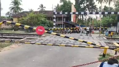 കണ്ണൂർ: പിക്കപ് വാനിടിച്ച് തലശ്ശേരി റെയില്വേ രണ്ടാംഗേറ്റ് തകര്ന്നു.