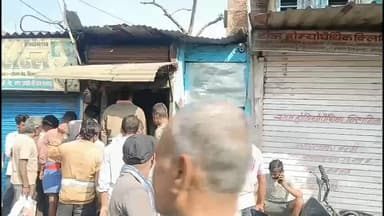 हिलसा: हिलसा बाजार में मटन खरीदने के लिए उमड़ी भीड़, होली पर पुलिस रही मुस्तैद