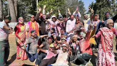 अल्मोड़ा: SSP आवास में होली की धूम, अधिकारियों संग खेली गुलाल की होली, शांति और सौहार्द का दिया संदेश