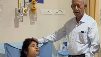 মাটিগাড়া: বাবুপাড়ায় পথ দুর্ঘটনায় আহত যুবতীর সঙ্গে শিলিগুড়ির একটি বেসরকারি হাসপাতালে দেখা করলেন মেয়র গৌতম দেব