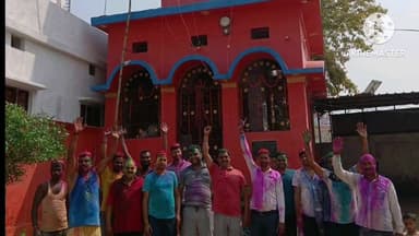 रघुनाथपुर: संठी गांव में होली के अवसर पर युवाओं ने एक दूसरे को रंग लगाकर खेली होली