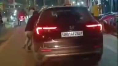 साहिबगंज: तेज रफ्तार कार में 1 किमी तक लटका युवक, हालत गंभीर, 3 मार्च की रात का मामला