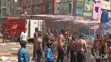 कोतमा: कोतमा गांधी चौक में खेली गई कपड़ा फाड़ होली