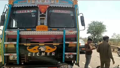 कोलारस: होली की खुशियां मातम में बदलीं: NH-27 पर ट्रक ने बाइक सवार दो युवकों को रौंदा, मौके पर मौत