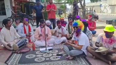 টিয়ক: টীয়কৰ বৰাবজাৰত উলহ মালহেৰে উদযাপন ৰঙৰ উৎসৱ ফাকুৱা