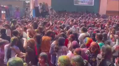 चमोली: गोपेश्वर गोपीनाथ मंदिर परिसर के रामलीला मैदान में होल्यारो टीमों ने रंग-गुलाल लगाकर एक-दूसरे को होली की शुभकामनाएं दी