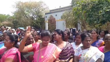 திருவண்ணாமலை: வருவாய்த்துறையினர் திடீர் சாலை மறியல் பரபரப்பான திருவண்ணாமலை வேலூர் சாலை