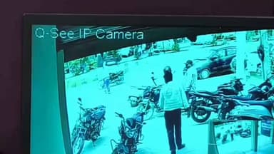 చిలకలూరిపేటలో పట్టపగలే బ్యాంకు ముందు బైక్ చోరీ