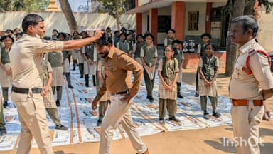 విద్యార్థినులకు ఆత్మరక్షణకు సంబంధించిన మెలకువలను నేర్పిన పోలీసులు