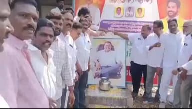 రోడ్డు విషయంలో 20 ఏళ్ల తర్వాత సమస్య పరిష్కారం కావడంతో ముక్తేశ్వరంలో ఎమ్మెల్యే గిడ్డి చిత్రపటానికి స్థానికుల పాలాభిషేకం