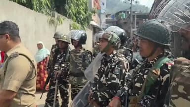 মাদারিহাট: সাধারণ বাসিন্দাদের সঙ্গে কথা বললেন জয়গাঁ থানার ওসি কেন্দ্রীয় বাহিনীর জওয়ানদের নিয়ে