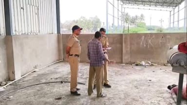 शिरोळ: शिरोळ येथील नगरपालिकेच्या कचरा विलिनीकरण शेडमध्ये सुमारे ४० वर्षीय अनोळखी इसमाचा मृतदेह आढळून आल्याने उडाली खळबळ