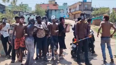 गुमला: गुमला में खेली गई कपड़ा फाड़ होली, लोगों में दिखा उत्साह