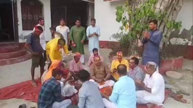 ज़ीरादेई: जीरादेई प्रखंड के विभिन्न गांवों में होली के गीतों पर झूमते दिखे लोग