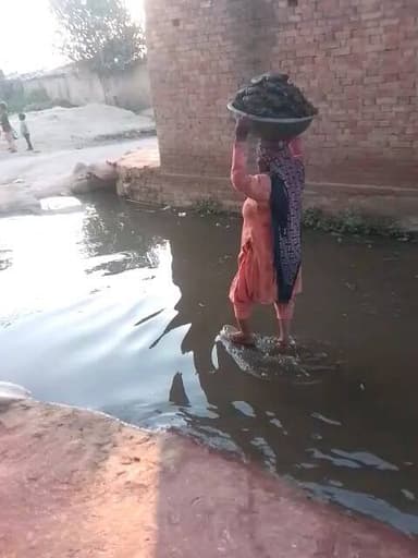 होली के दिन बहरामगढ़ व कपूरगढ़ का मूल रास्ते पर पानी भरा हुआ परेशान राहगीर 5 6 गांवों का सड़क के बराबर का नाला