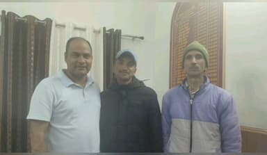 चम्पावत: जिला पुस्तकालय चम्पावत से तैयारी कर मौराड़ी के मनोज भट्ट का उत्तराखंड पुलिस में चयन, जिलाधिकारी ने दी बधाई