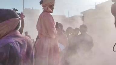 बागेश्वर धाम में देश-दुनिया से आए भक्तों और संतों ने फूलों, गु#virałpost लाल और रंगों के साथ भक्ति की होली खेली।
जब बागे...