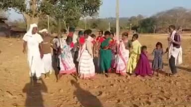 बिशुनपुर: पारंपरिक वेशभूषा में पोलपोल पाठ में किया गया डोल नृत्य