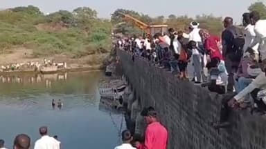 सेनगाव: येलदरी धरणावरील जुन्या पूल झाला धोकादायक पिकप वाहन नदी पात्रात कोसळले; एक जण ठार