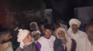 होली पर्व पर खानपुर गांव के ग्रामीण होली के गीत गाते हुए