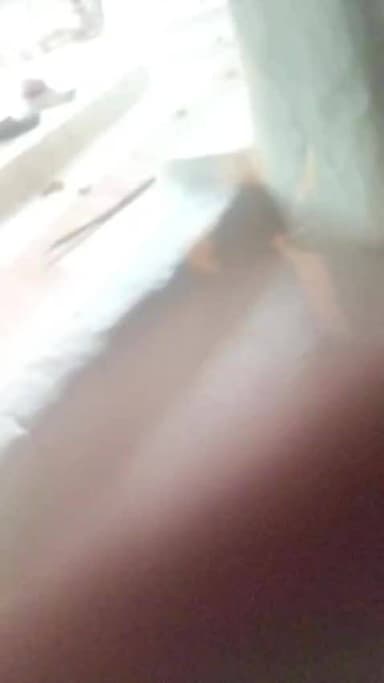 भरत कूप थाना प्रभारी पति अवधेश पत्नी उमा देवी मोहल्ला के कुछ गुंडे घर में घुसकर उमा देवी को बंधक बंधक बनाकर मारे