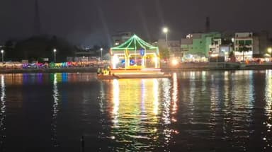 நாமக்கல்: கமாலயகுளத்தில் நரசிம்மர், ஆஞ்சநேயர் கோவில் தெப்பத்திருவிழா வெகுவிமர்சியாக நடைபெற்றது