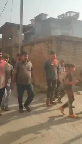 गोहावर में होली पर निकला भव्य जुलूस
जुलूस का नेतृत्व ग्राम प्रधान पति बबलू सिंह ने किया।डीजे-बैंड के साथ अबीर-गुलाल उड़ा