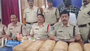 12.5 కేజీ ల గంజాయిని స్వాధీనం చేసుకున్న పోలీసులు