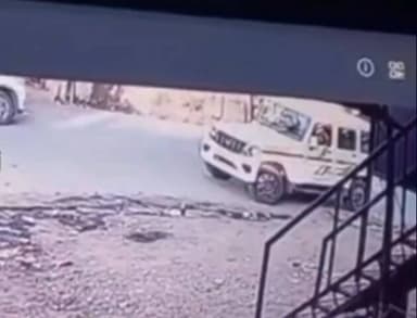 डिंडौरी: गाड़ासरई में बेलगाम कार ने राहगीर को कुचला, सीसीटीवी कैमरे में कैद हुई वारदात