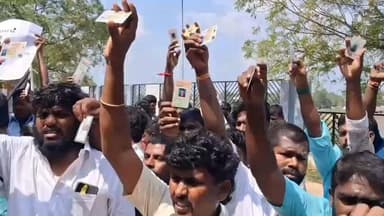 திருநெல்வேலி: காவல் ஆய்வாளர் மீது நடவடிக்கை எடுக்க வலியுறுத்தி நெல்லை மாவட்ட ஆட்சியர் அலுவலகம் முன்பு போராட்டம் நடத்திய பொதுமக்கள்.