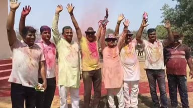 रायबरेली पुलिस ने होली के 1 दिन बाद पुलिस लाइन में धूमधाम से सभी पुलिस कर्मियों के साथ मनाई होली ।
#spraebareli #YogiAdi...