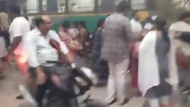 పాలకొల్లు: విజయవాడలో తలపెట్టిన మహా ధర్నాకు వెళ్తున్న ఆశ వర్కర్లను అడ్డుకున్న పోలీసులు