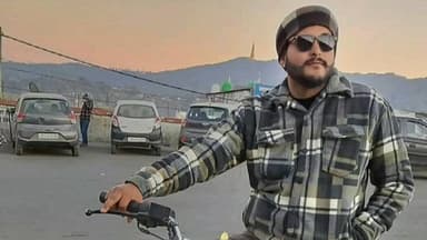 चम्पावत: कलेक्ट्रेट टैक्सी स्टैंड के पास आज बृहस्पतिवार को एक युवक का शव संदिग्ध परिस्थिति में मिला