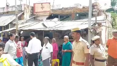 புதுக்கோட்டை: கீழ 3ம் வீதியில் நீதிமன்ற உத்தரவுடன் காவல்துறை பாதுகாப்பில் வீட்டை இடிக்க வந்த பணியை தடுத்து நிறுத்திய பொதுமக்கள்