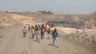 জামুরিয়া: জামুরিয়ার খোলা মুখ খনির ব্লাস্টিং ও পানীয় জলের সংকটে খনির কাজ বন্ধ রেখে বিক্ষোভ স্থানীয়দের