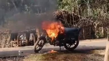 जयसिंहनगर: बहेरहा गांव पुरानी रंजिश में युवक की बाइक को दिन दहाड़े पेट्रोल डालकर जलाया, आरोपी फरार