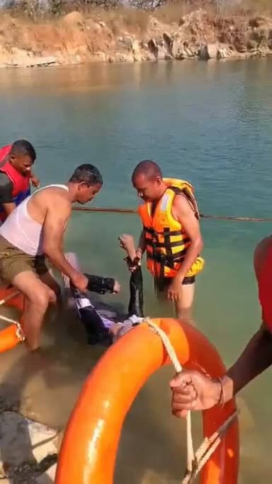 दंतेवाड़ा: खनिज विभाग की लापरवाही से पानी भरे गड्ढे में डूबने से मासूम की हुई मौत