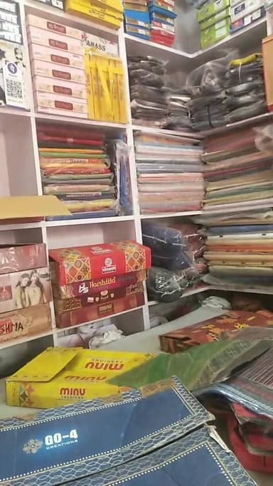 बैजनाथपुर चौक पर हरे कृष्णा वस्त्रालय में कपड़ा खरीदते हमारी प्यारी माँ और जीवन साथी....