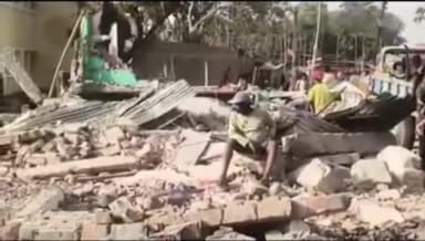 प्राणपुर: प्राणपुर में बुलडोजर कार्रवाई के विरोध में सड़क जाम, दुकानदारों ने मुआवजे की मांग की