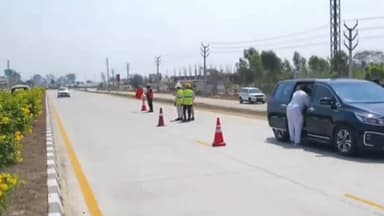 పలమనేరు: గంగవరం హైవేపై జరిగిన యాక్సిడెంట్ సంఘటన స్థలాన్ని తనిఖీ చేసిన కలెక్టర్ సుమిత్ కుమార్, జిల్లా ఎస్పీ తుషార్ డ్యూడి, డిటిసి