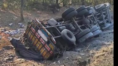 बांसजोर: केरया घाटी बांसजोर में ट्रक पलटा, चालक की मौके पर ही मौत