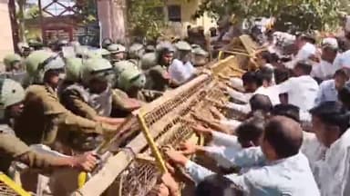 भादरा: अभिषेक हत्याकांड में हत्यारे की गिरफ्तारी की मांग को लेकर पुलिस थाना गोगामेड़ी का किया गया घेराव