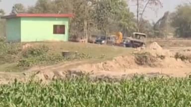 रानीगंज: ढाई सौ वर्ष पुराने रानीगंज के पहूंसरा भगवती दुर्गा मंदिर की भूमि पर धड़ल्ले से मिट्टी कटाई, ग्रामीणों में आक्रोश