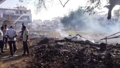 धामणगाव रेल्वे: मिश्री कोटकर मैदानाच्या बाजूला खाली जागेवर आगीचा तांडव ; अग्निशामक दलाच्या मदतीने आगीवर नियंत्रण