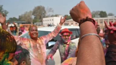 #आजमगढ़ पुलिस लाइन में खाकी पर चढ़ा होली का रंग,डीआईजी ने हिलाई कमर, कप्तान ने लगाए ठुमके तो डीएम ने उड़ाया अबीर गुलाल