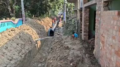 বারুইপুর: বারইপুর খোদার বাজারে রাস্তার কাজ আজ থেকে শুরু হলো খুশি খোদার বাজার এলাকার মানুষজনরা