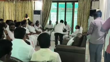 திண்டிவனம்: தைலாபுரம் இல்லத்தில் பாமக நிறுவனர் ராமதாஸ் தலைமையில் முக்கிய நிர்வாகிகள் ஆலோசனை கூட்டம் நடைபெற்றது. தவெக-வுடன் கூட்டணி அமைப்பது குறித்து விவாதிக்கப்பட