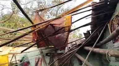 मरकच्चो: ग्राम पंचायत नावाडीह में खपड़ैल मकान गिरने से 4 घायल, अंचलाधिकारी को दिया आवेदन