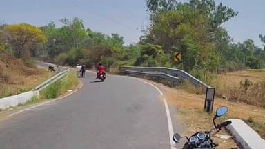 கள்ளக்குறிச்சி: சின்னசேலம் அருகே இருசக்கர வாகனம் சிறு பாலம் மீது மோதி விபத்துக்குள்ளானதில் 10 அடி பள்ளத்தில் விழுந்த நபர்