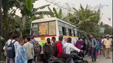 হলদিয়া: হলদিয়া কুকড়াহাটি গামি যাত্রী বোঝাই বাস দুর্ঘটনা কবলে যাত্রীরা সুরক্ষিত